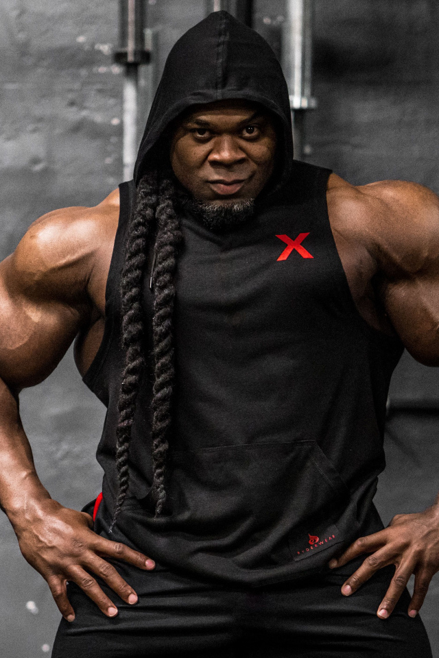 Профессиональный культурист Кай Грин в спортзале