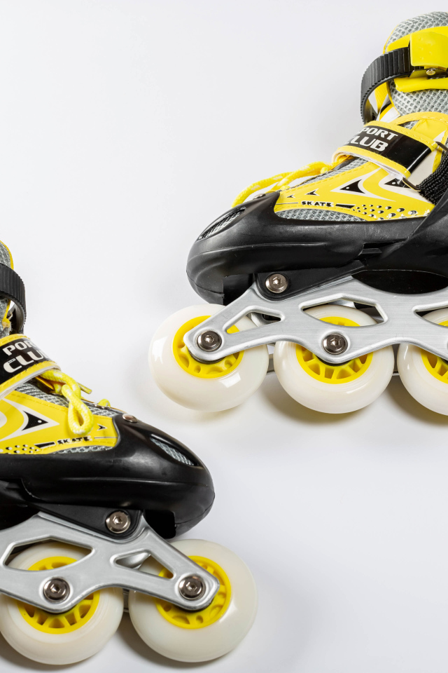 Роликовые коньки на сером фоне