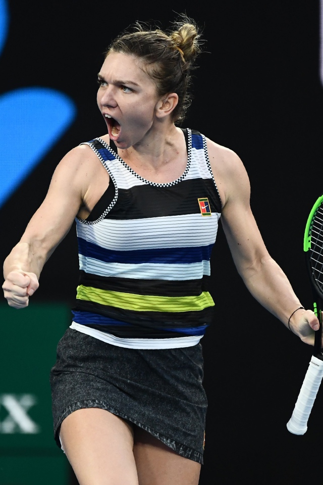 Румынская теннисистка Симона Халеп с ракеткой кричит на корте