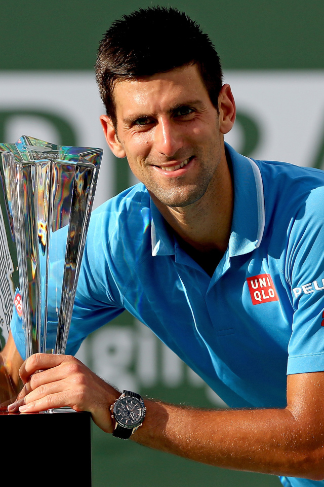 Сербский теннисист Новак Джокович с наградой