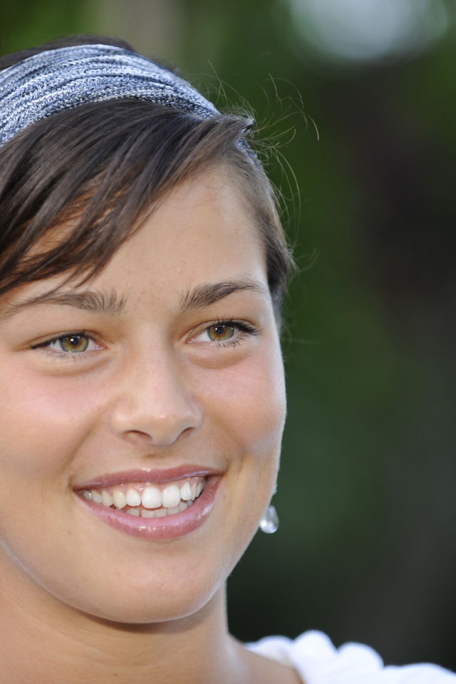 Улыбающаяся девушка, сербская теннисистка Ана Иванович