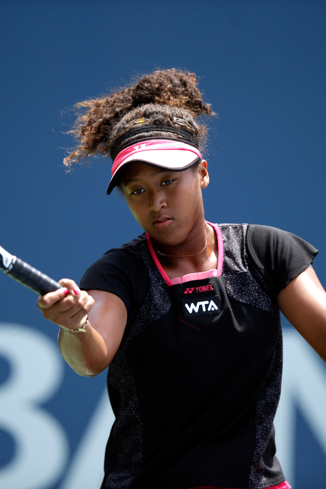 Теннисистка Наоми Осака на корте с ракеткой