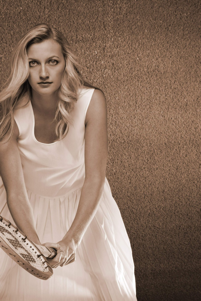 Теннисистка Петра Квитова в белом платье с ракеткой