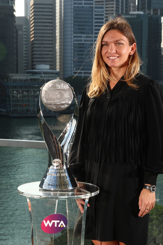 Теннисистка Симона Халеп с наградой