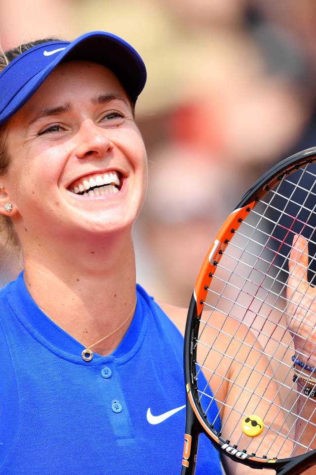 Украинская теннисистка Элина Свитолина улыбается на корте