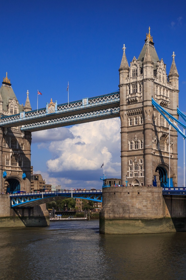 Красивый Тауэрский мост под голубым небом, Лондон. Великобритания