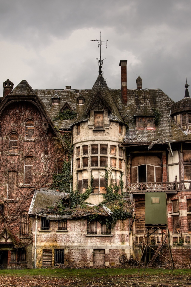 Старый заброшенный дом на фоне грозового неба