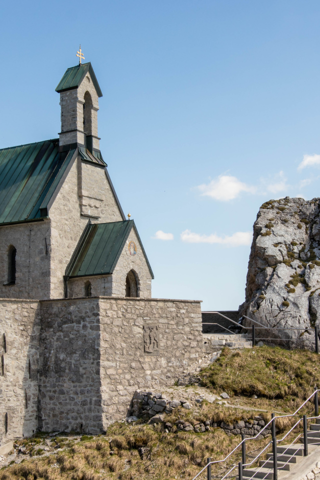 Старая церковь на скале под голубым небом