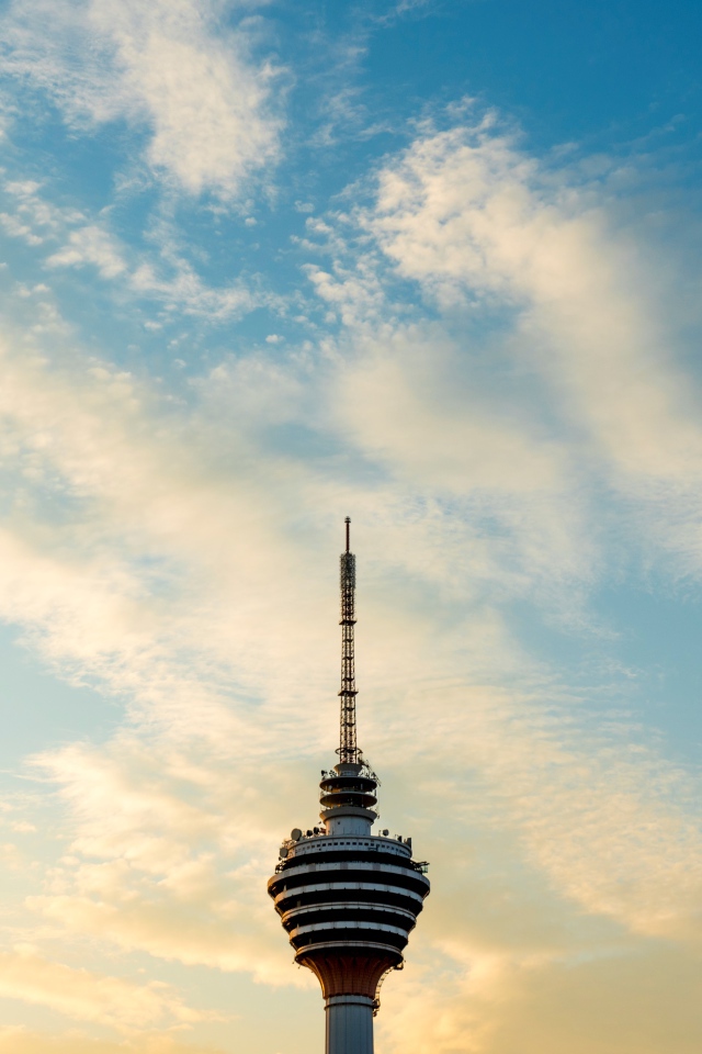 Телебашня Менара Куала-Лумпур на фоне неба, Малайзия