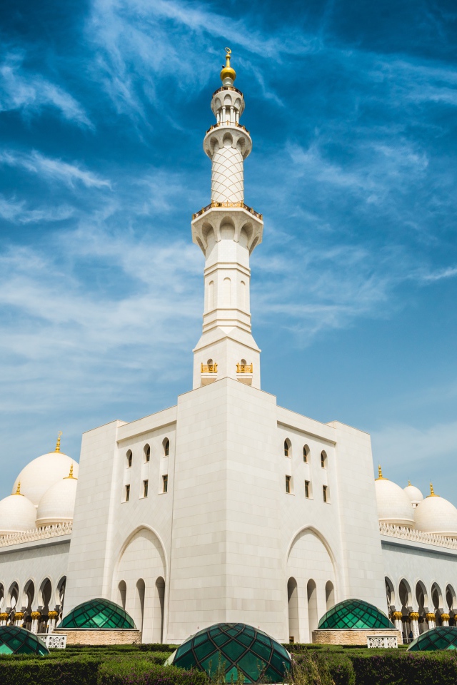 Белая мечеть под красивым голубым небом