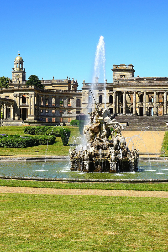 Фонтан возле особняка Витли Корт энд Гарденс, Англия