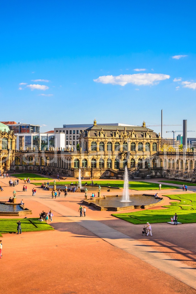 Вид на дворцово парковый комплекс Цвингер под голубым небом, Дрезден. Германия