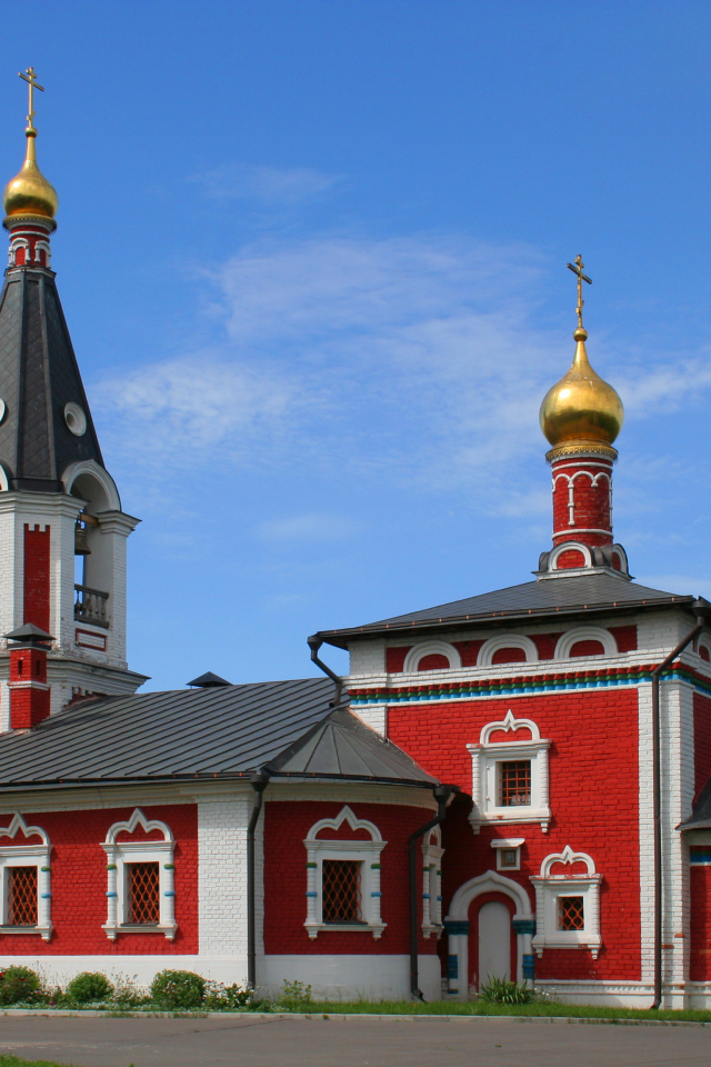 Красивый храм святителя Николая под голубым небом, город Сабуров. Россия