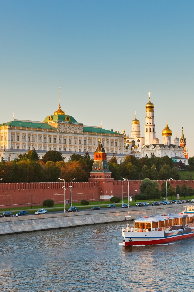 Красивый вид на Кремлевскую набережную,  Москва Россия