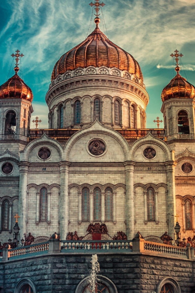 Храм Христа Спасителя под красивым небом, Москва. Россия