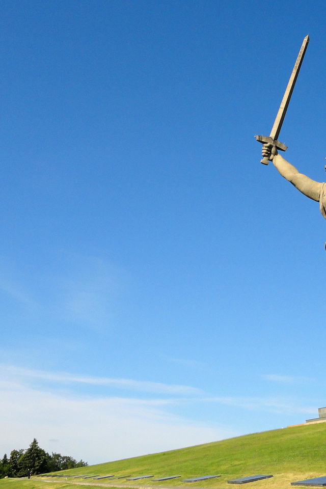 Памятник Родина мать под голубым небом, Мамаев курган, Волгоград. Россия