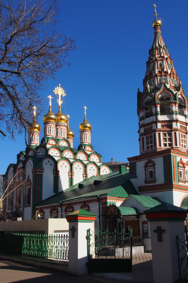 Старинная церковь Николая Чудотворца под голубым небом в Хамовниках, Москва. Россия