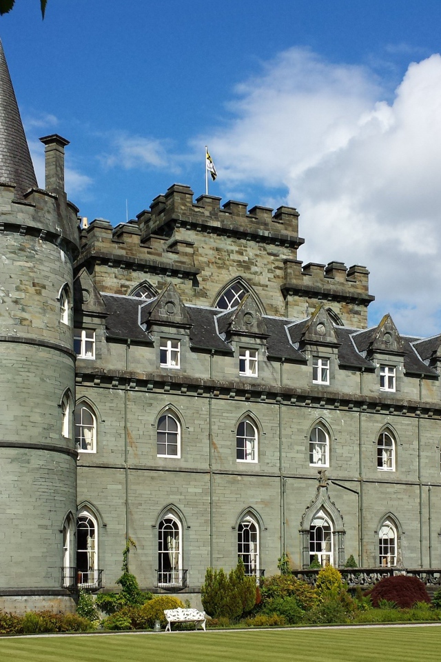 Серый старинный замок Инверари, Шотландия