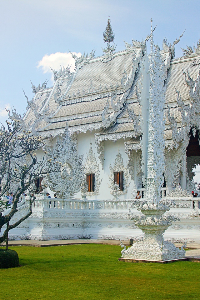 Красивый белый храм Ват Ронг Кхун,Чианграй. Таиланд