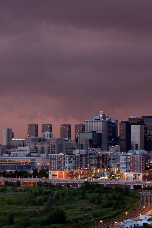 Вид на ночной Чикаго под пасмурным небом, США