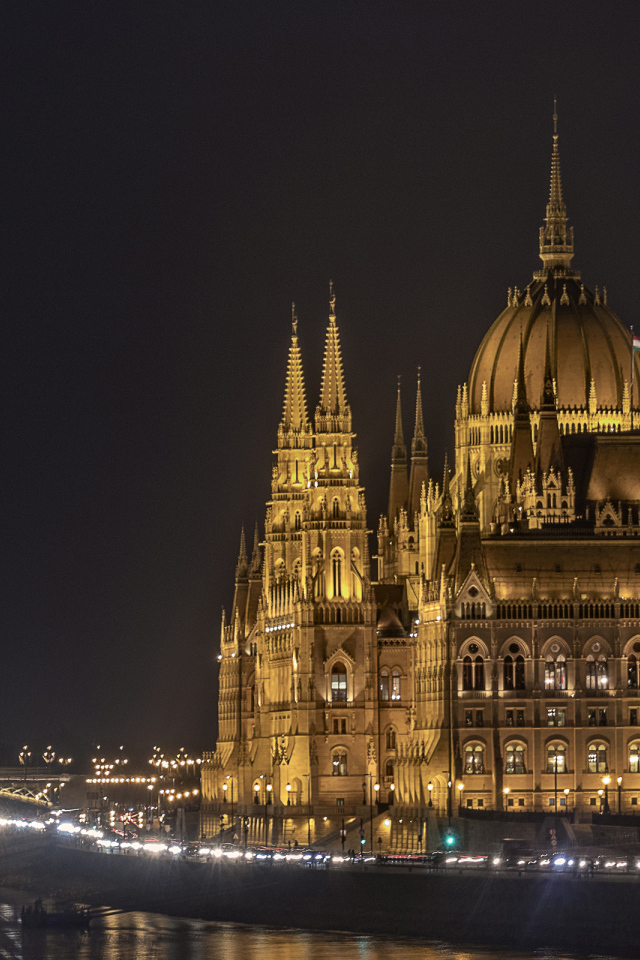 Дворец парламента у вода ночью, Будапешт. Венгрия