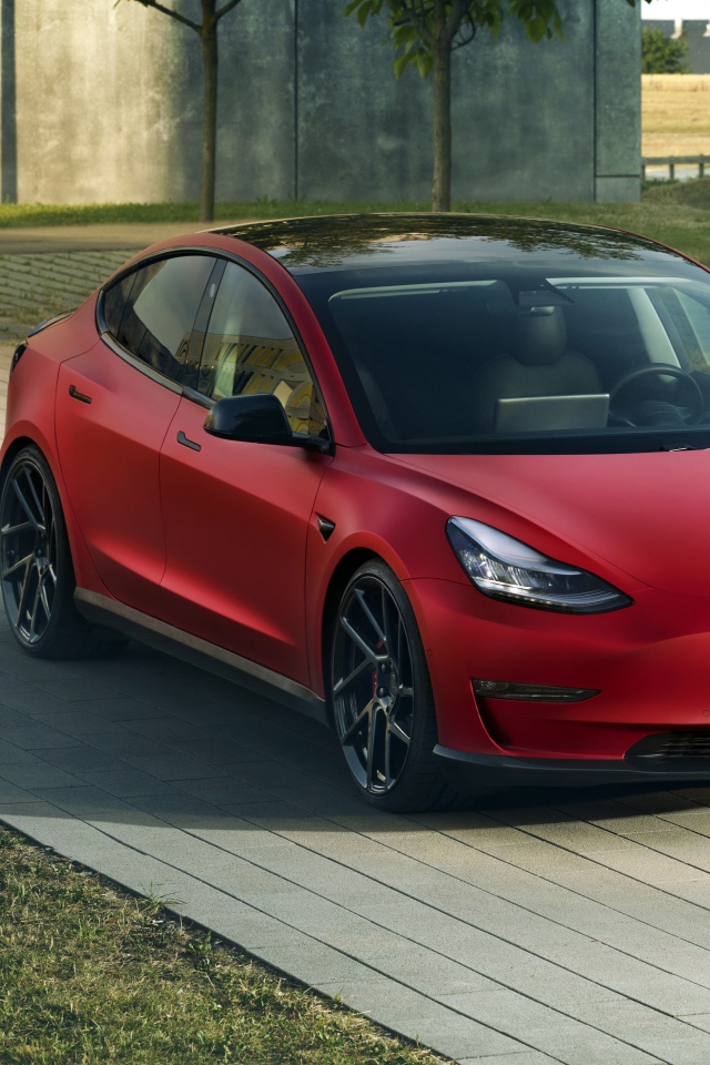 Красный автомобиль Novitec Tesla Model 3 2019 года 