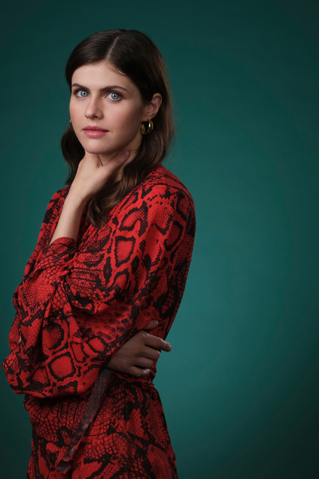 Актриса Александра Даддарио в красном платье