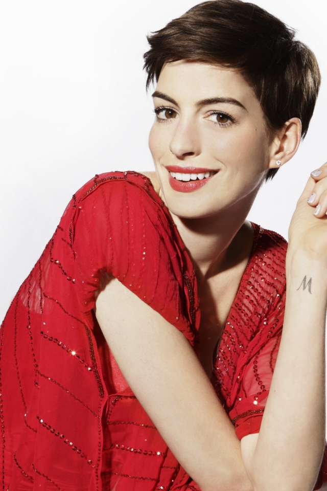 Актриса Энн Хэтэуэй в красном наряде с короткой стрижкой