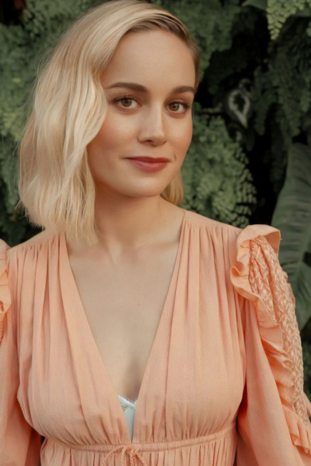 Актриса Бри Ларсон в  красивом розовом платье