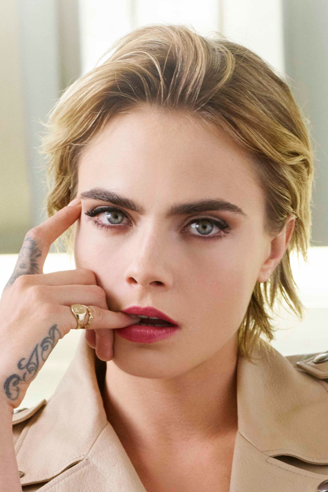 Актриса Кара Делевинь с пальцем во рту