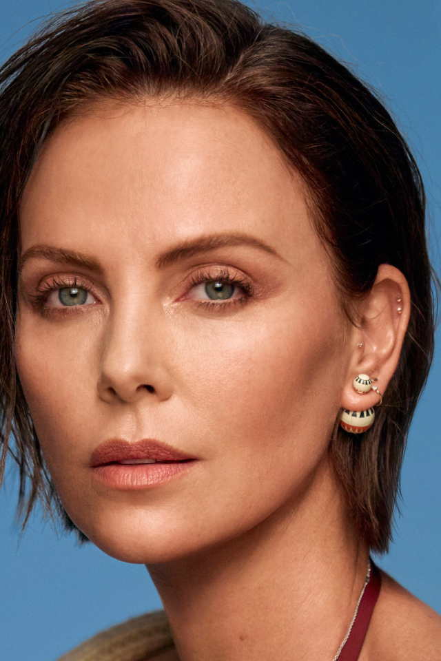 Актриса Шарлиз Терон на голубом фоне