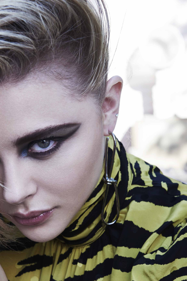 Актриса Хлоя Грейс Морец с макияжем на глазах 