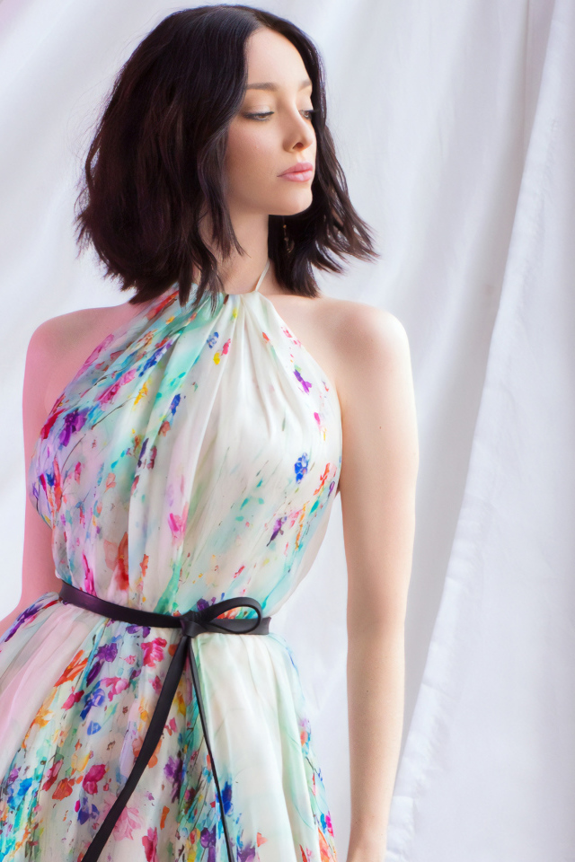 Актриса Эмма Дюмон в красивом платье у окна