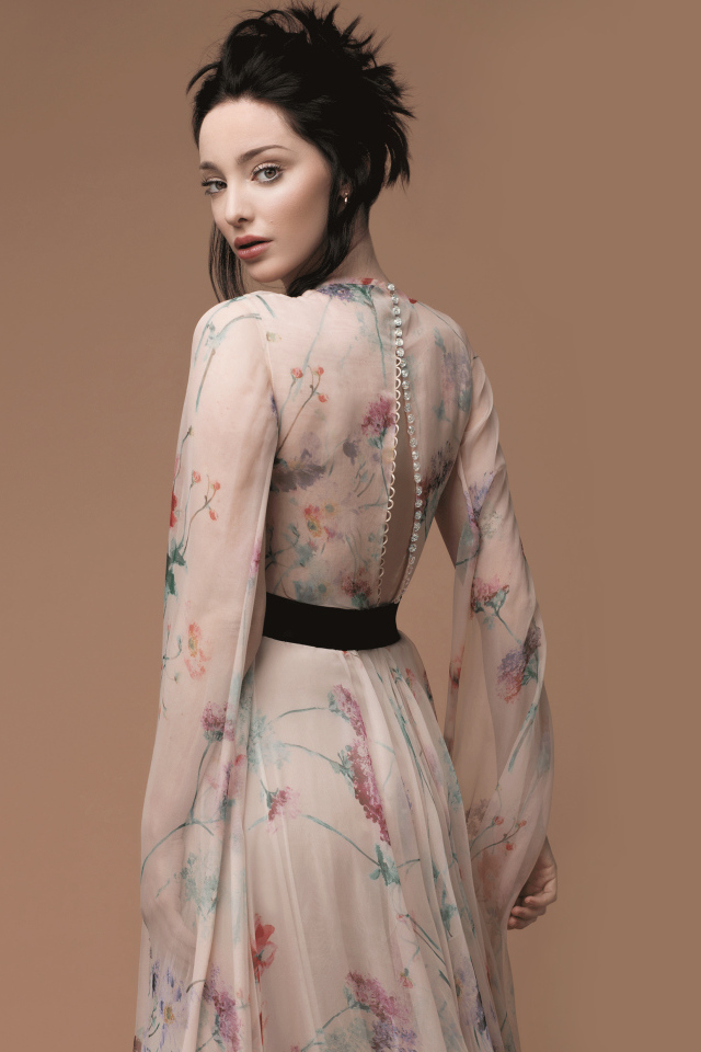 Актриса Эмма Дюмон в красивом платье на коричневом фоне