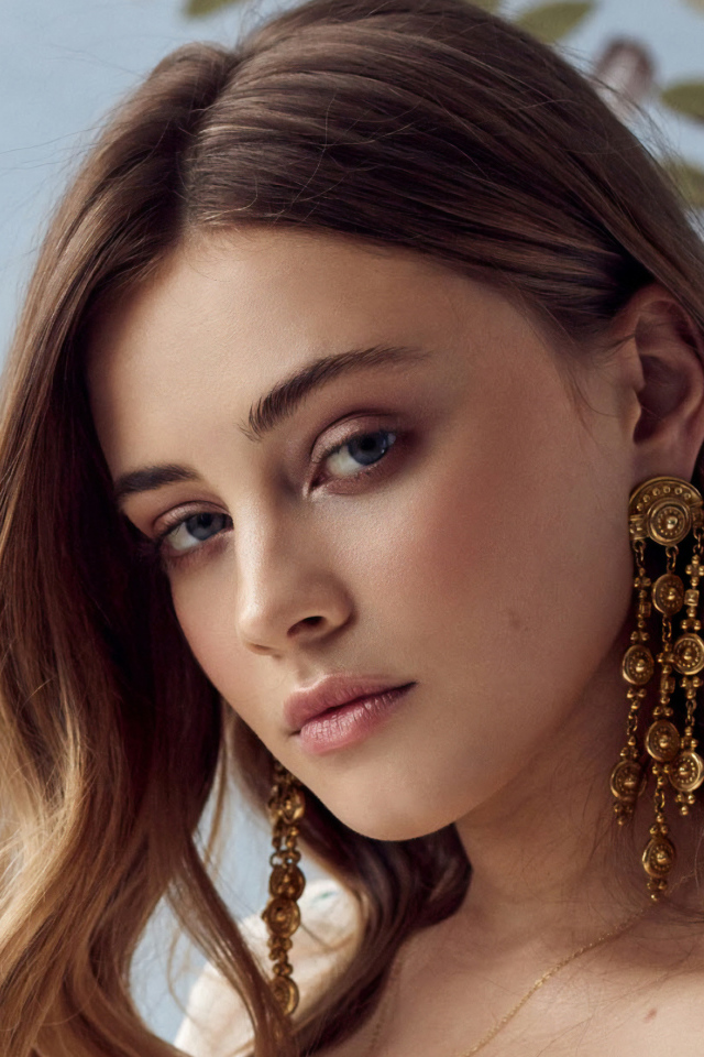 Актриса Джозефин Лэнгфорд с большими сережками в ушах