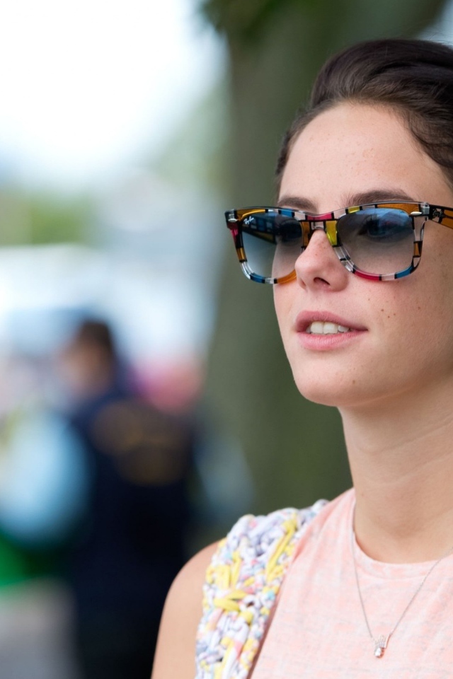 Актриса Кая Скоделарио в солнечных очках