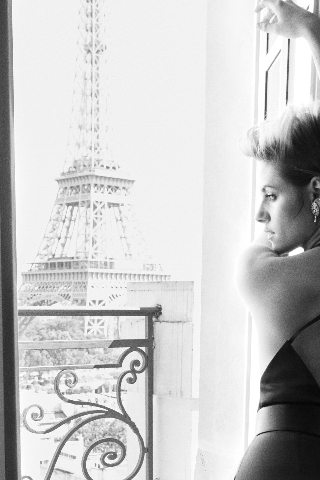 Актриса Кристен Стюарт стоит у окна в Париже