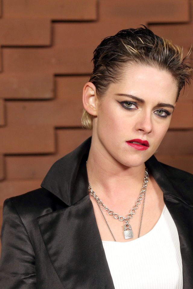 Актриса Кристен Стюарт с короткой стрижкой в черном пиджаке