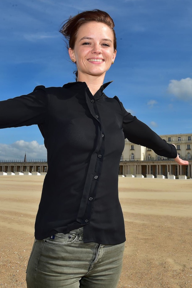 Актриса Линн Ван Ройен на фоне голубого неба