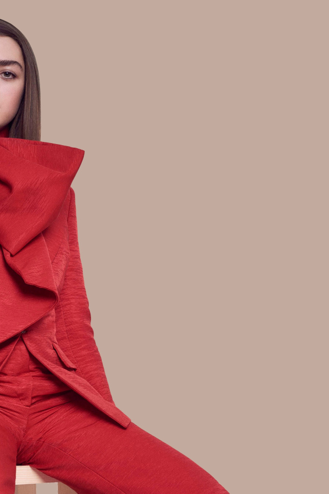 Актриса Мэйси Уильямс в красном костюме с большим бантом 