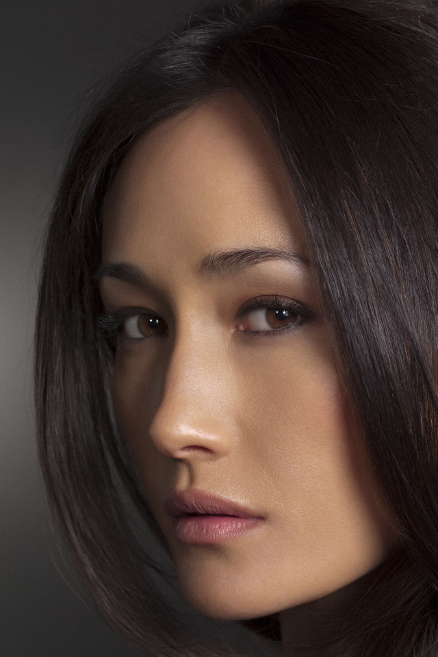 Актриса Мэгги Кью лицо крупным планом на сером фоне