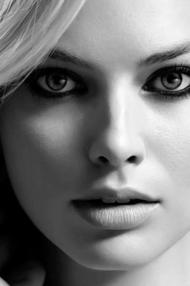 Актриса Марго Робби лицо крупным планом черно белое фото