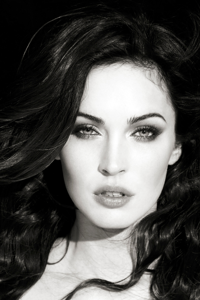 Актриса Меган Фокс черно белое фото крупным планом
