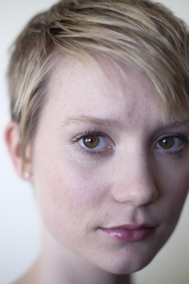 Актриса Миа Васиковска с короткой стрижкой