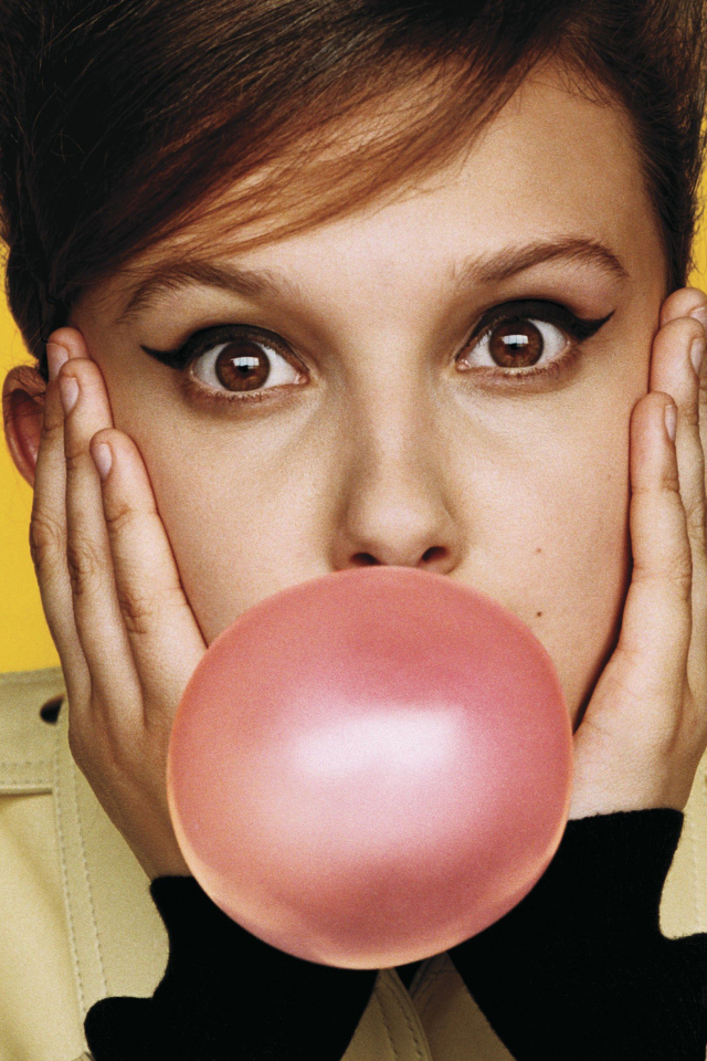 Актриса Милли Браун с жевательной резинкой во рту 