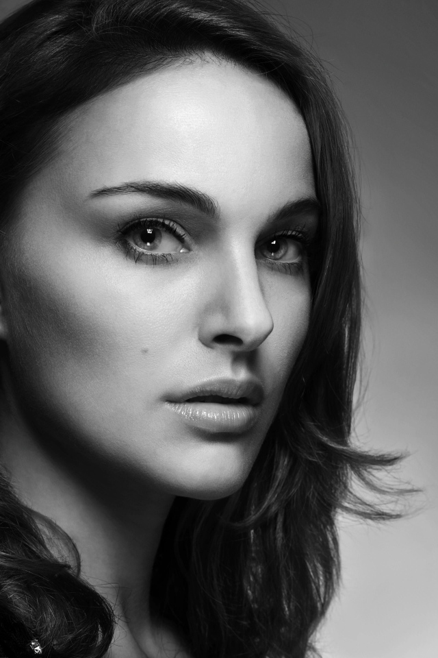 Актриса Натали Портман черно белое фото крупным планом