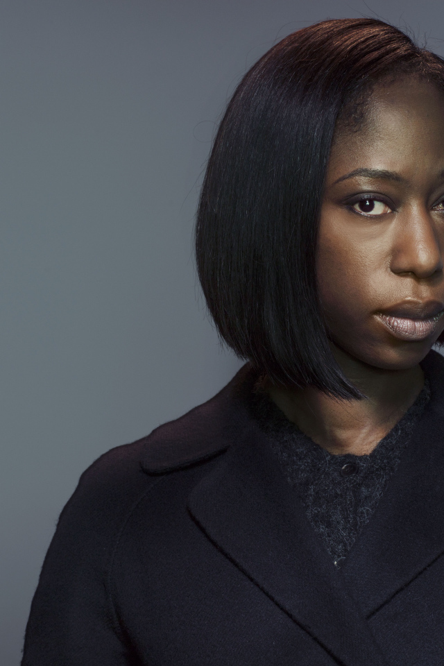 Актриса Никки Амука-Бёрд на сером фоне