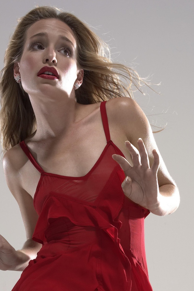 Актриса Пайпер Перабо в красном платье на сером фоне