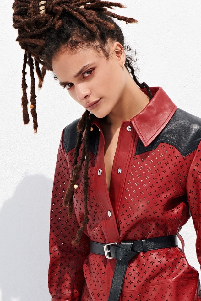 Актриса Саша Лейн на белом фоне