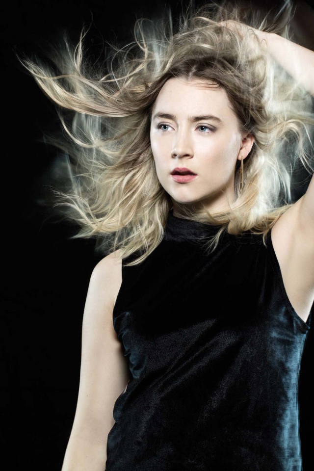 Актриса Сирша Ронан в черном наряде на черном фоне